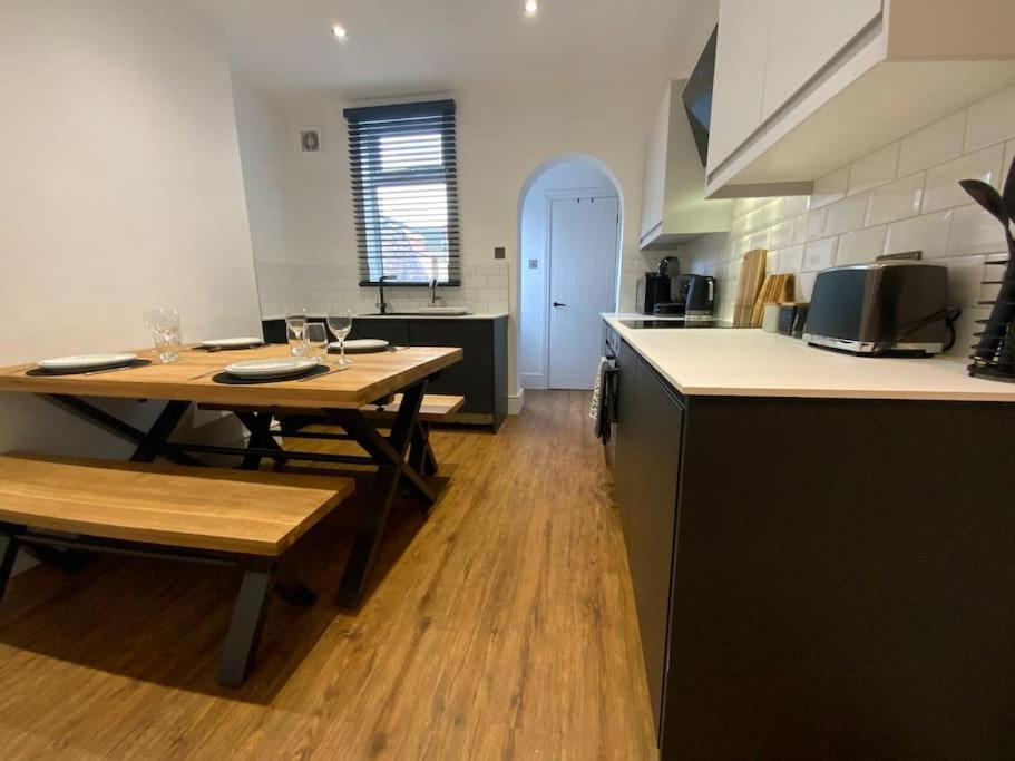 Centrally Located To The City Of Lincoln Exterior foto