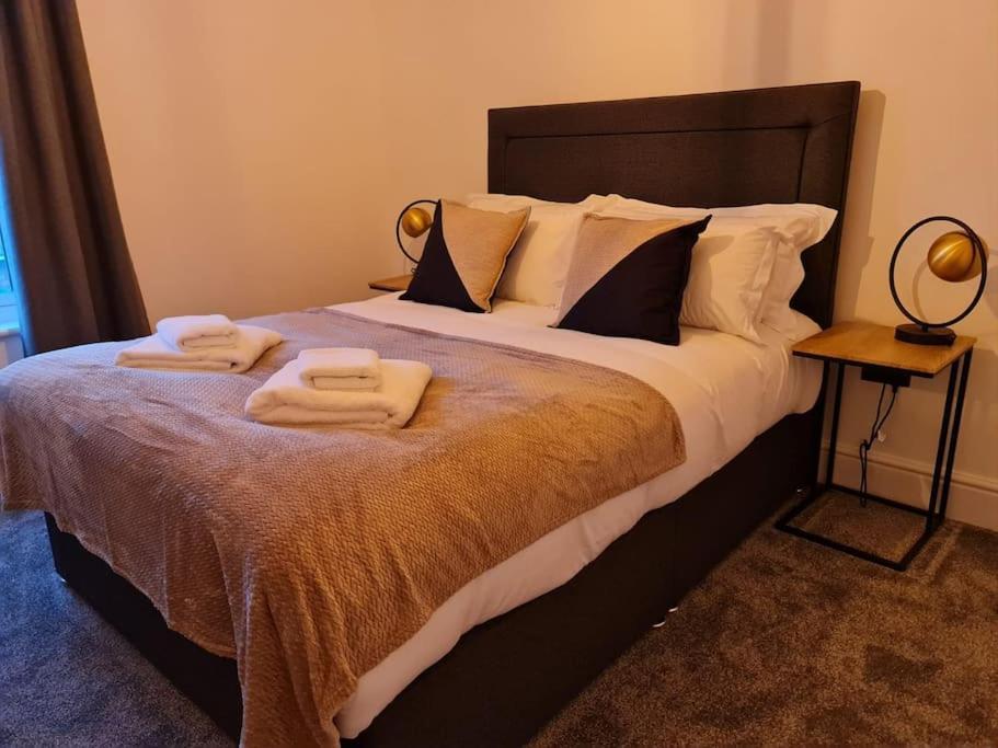 Centrally Located To The City Of Lincoln Exterior foto